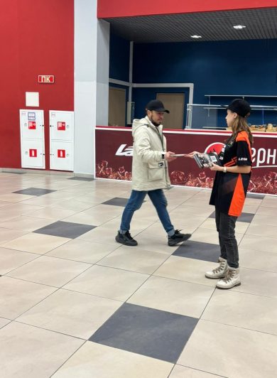 Раздача листов в торговом центре от агентства Новое Время