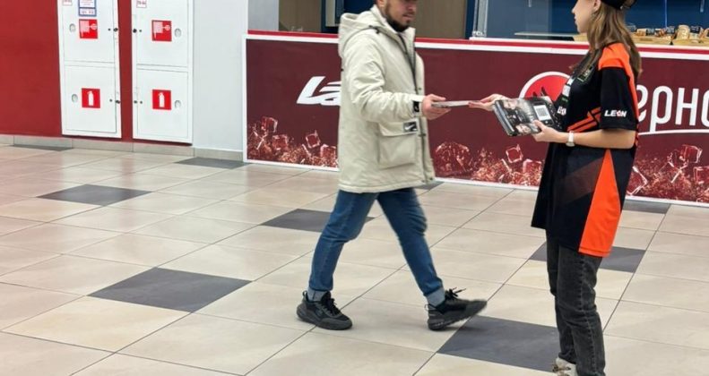 Раздача листов в торговом центре от агентства Новое Время